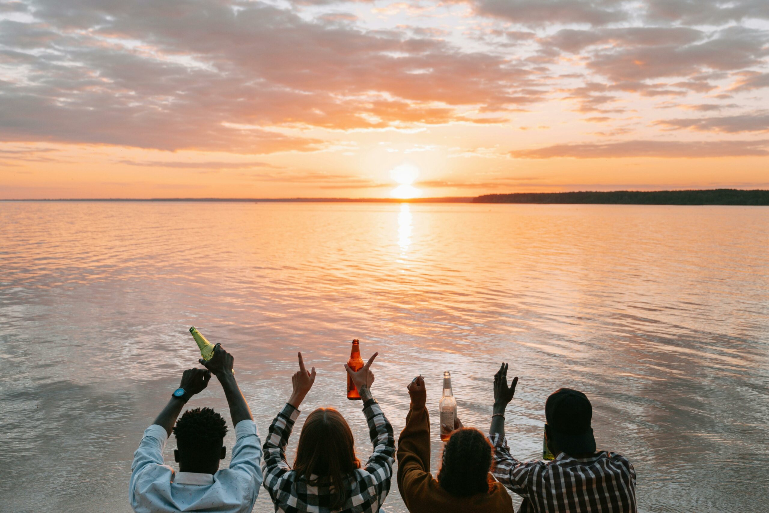 ¿Cómo organizar una velada memorable entre amigos?