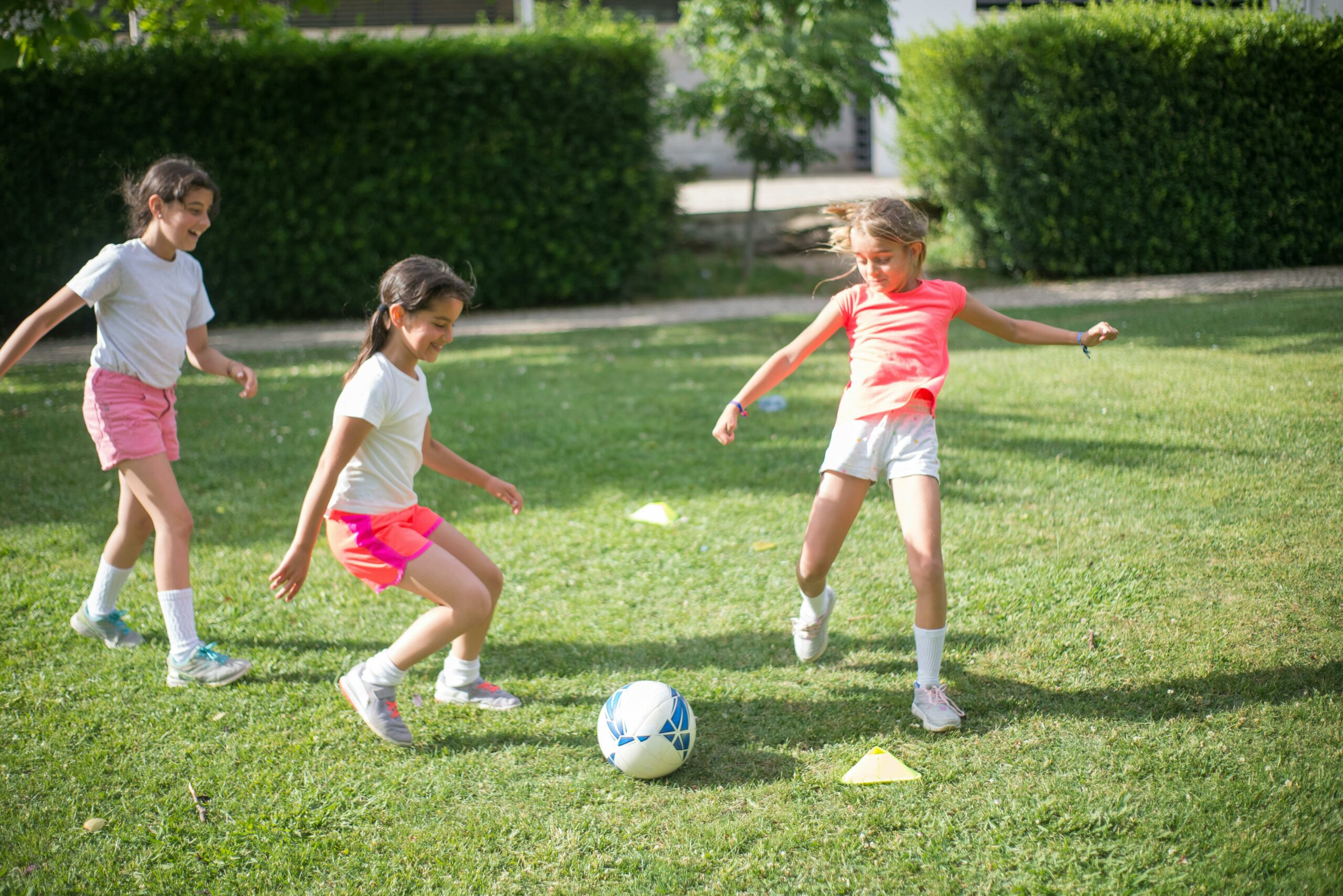Actividades físicas adaptadas para mantener a sus hijos saludables.